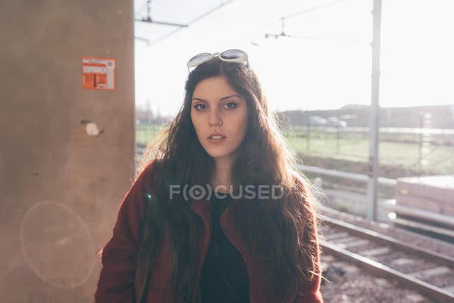 Портрет молодої жінки, що стоїть на залізничній платформі — стокове фото