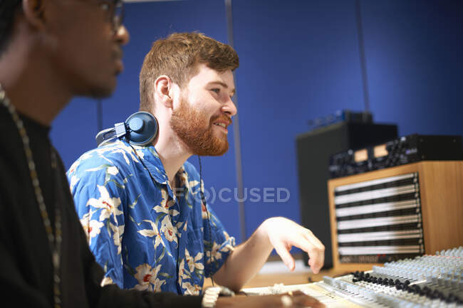 Двоє молодих хлопців у коледжі під час звукозапису у студії звукозапису. — стокове фото