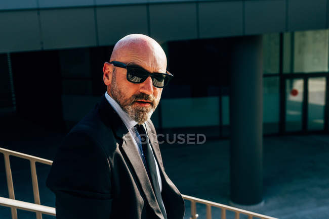 Ritratto di uomo d'affari maturo in occhiali da sole all'aperto — Foto stock