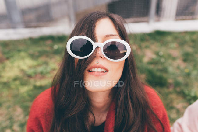 Портрет молодої жінки, в сонцезахисних окулярах, крупним планом — стокове фото