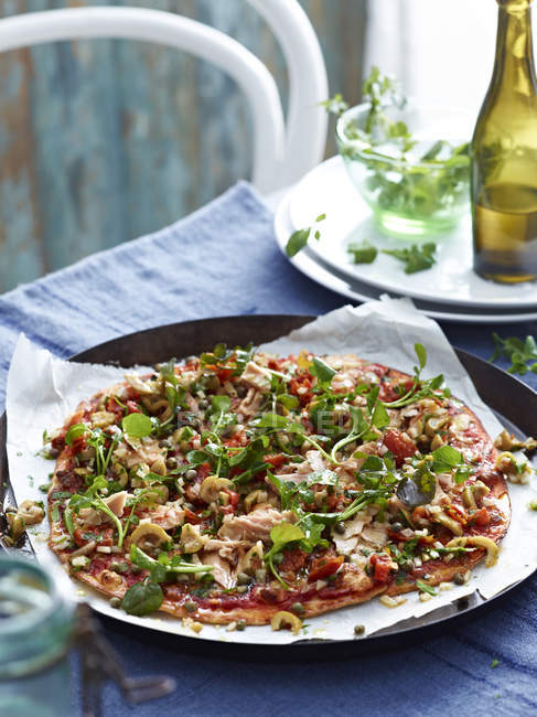 Тунець і зелена оливкова піца на піцерії, крупним планом — стокове фото