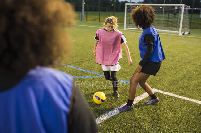 Allenamento della squadra di calcio femminile, Hackney, East London, Regno Unito — Foto stock