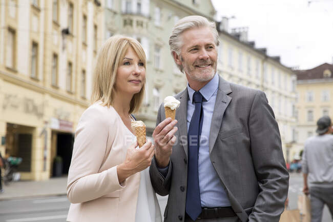Casal na rua segurando sorvetes — Fotografia de Stock