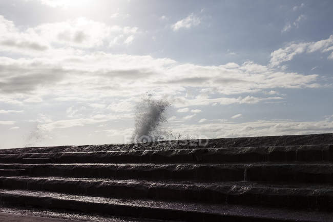 Wellen, die gegen die Meeresmauer krachen, Santa Cruz de Teneriffa, Kanarische Inseln, Spanien, Europa — Stockfoto
