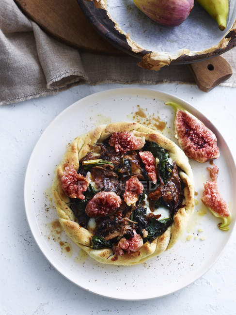 Ente, Feige und Balsamico-Pizza auf weißem Teller, Blick über den Kopf — Stockfoto