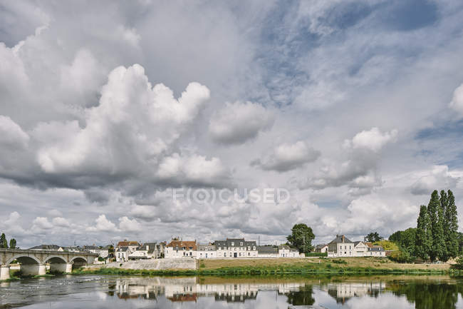 Paysage avec pont sur la Loire, Amboise, Val de Loire, France — Photo de stock