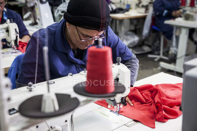 Seamstress travaillant à l'usine, Cape Town, Afrique du Sud — Photo de stock