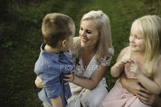 Mother smiling at son — Stock Photo