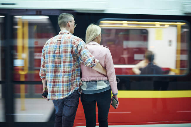 Передній вигляд молодого подружжя, яке чекає на міському трамвайному вокзалі. — стокове фото