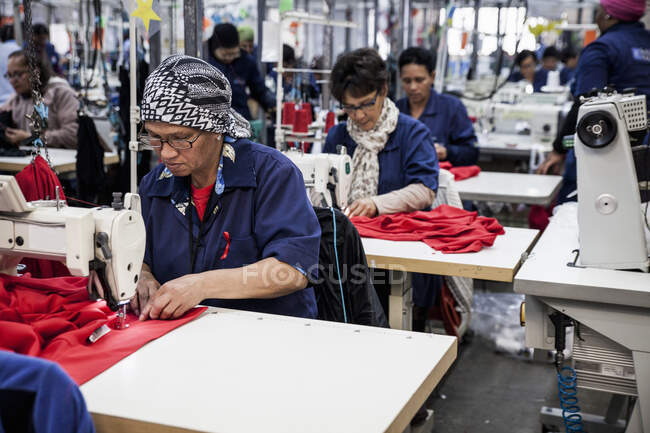 Costureras que trabajan en fábrica, Ciudad del Cabo, Sudáfrica - foto de stock