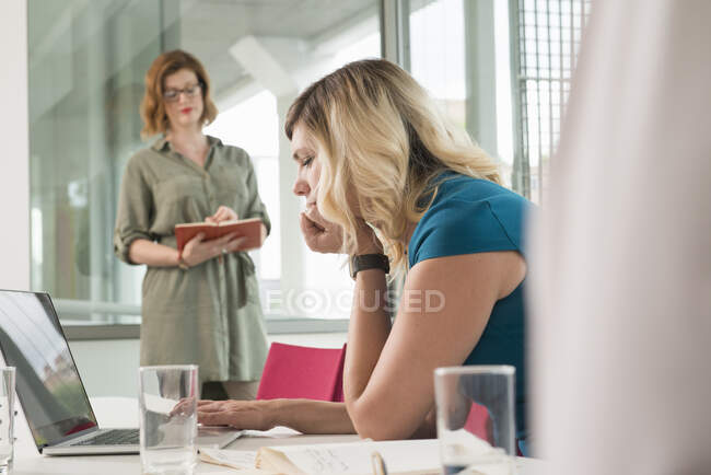 Unternehmerinnen am Laptop im Gespräch — Stockfoto