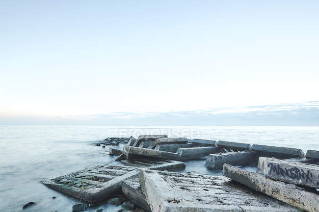 Lajes de concreto de cais abandonado no mar, Odessa, Oblast de Odessa, Ucrânia, Europa — Fotografia de Stock