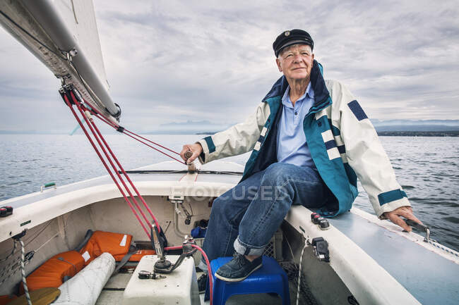 Uomo in barca sul lago di Leman, Ginevra, Svizzera — Foto stock
