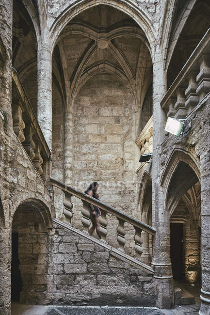 Turismo femminile e bambino che scende le scale della chiesa, Pezenas, regione Occitanie, Francia — Foto stock