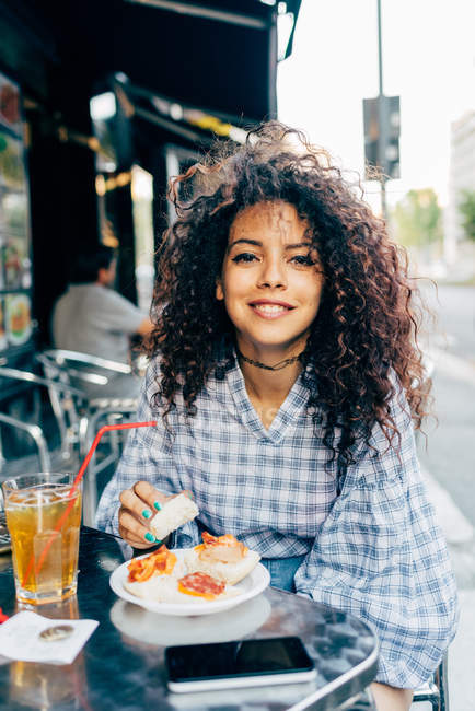 Портрет жінка на тротуарі кафе, Мілан, Італія — стокове фото