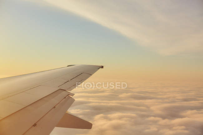 Aile d'avion en vol au-dessus des nuages, Odessa, oblast d'Odessa, Ukraine, Europe — Photo de stock