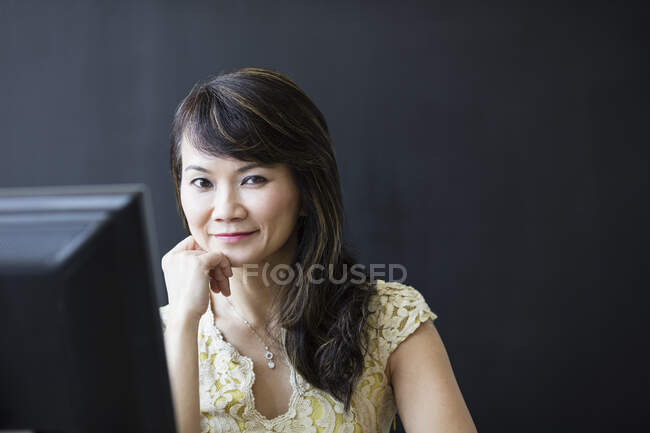 Бізнес-леді працює за комп'ютером — стокове фото