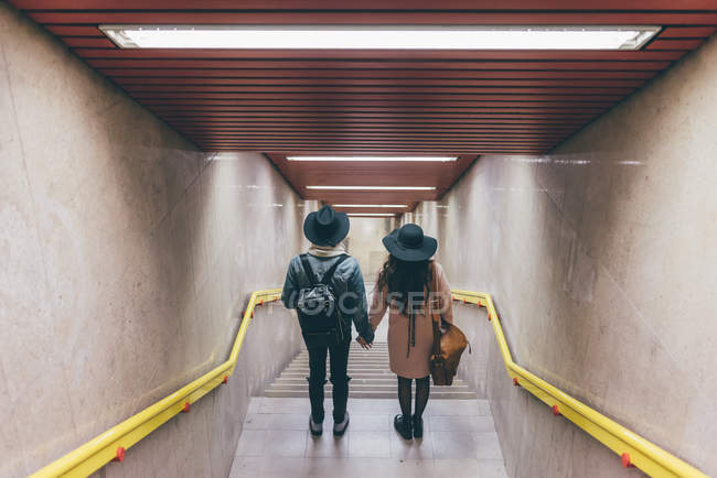 Jeune couple dans la cage d'escalier, vue aérienne, vue arrière — Photo de stock