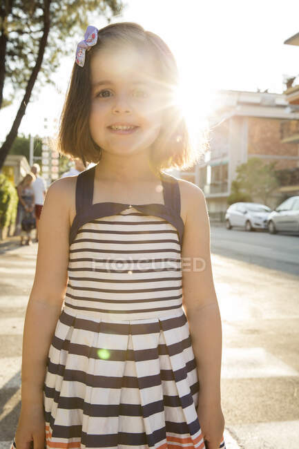Портрет девушки на улице, смотрящей в камеру улыбающейся — стоковое фото