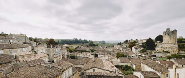 Paisaje urbano panorámico elevado con tejados y edificios medievales, Saint-Emilion, Aquitania, Francia - foto de stock
