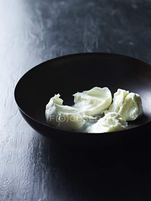 Ripped buffalo mozzarella in bowl, close-up — Stock Photo