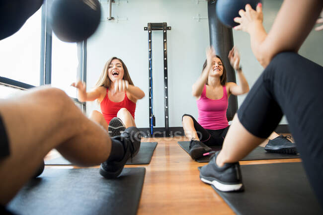 Freunde trainieren mit Medizinball im Fitnessstudio — Stockfoto