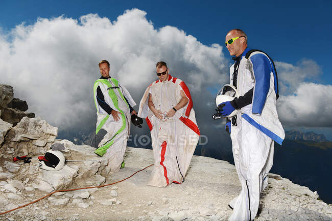 Saltadores de base en las montañas de dolomita con trajes de ala, Canazei, Trentino Alto Adige, Italia, Europa - foto de stock