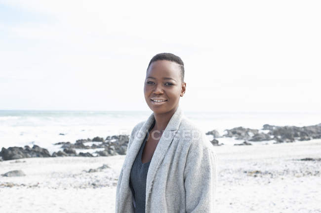 Портрет молодої жінки, що стоїть на пляжі — стокове фото