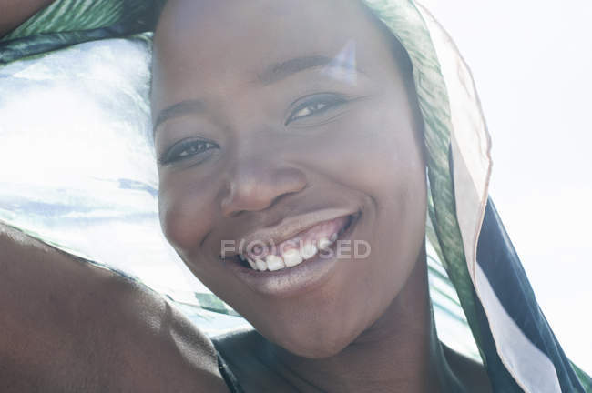 Портрет молодої жінки з шарф на пляжі — стокове фото