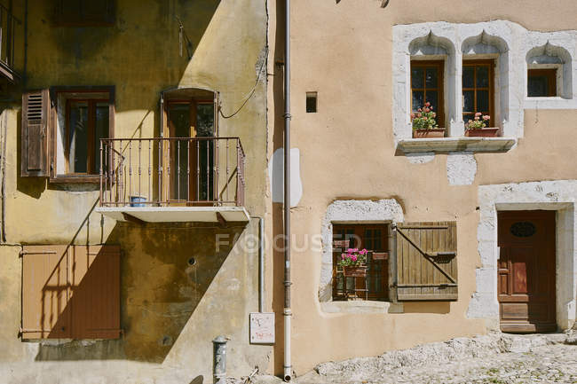 Casa tradicional exteriores na rua de paralelepípedos, Annecy, Auvergne-Rhone-Alpes, França — Fotografia de Stock