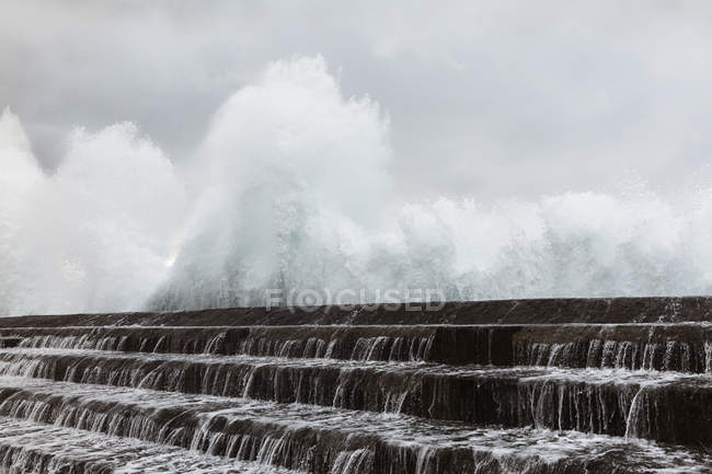 Acqua di mare che scorre sopra la parete del mare, Santa Cruz de Tenerife, Isole Canarie, Spagna, Europa — Foto stock