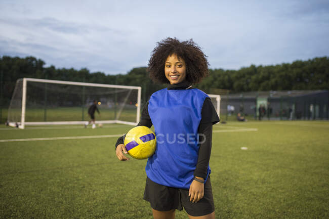 Jogadora de futebol feminina, Hackney, East London, Reino Unido — Fotografia de Stock