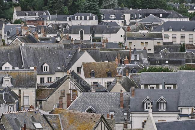 Vista elevata di case a schiera e tetti tradizionali, Amboise, Valle della Loira, Francia — Foto stock