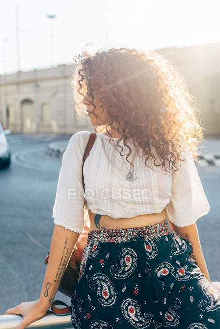 Молоду жінку на вулиці перила, Мілан, Італія — стокове фото