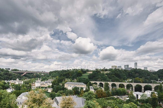 Vue surélevée du pont dans la ville de Luxembourg, Europe — Photo de stock