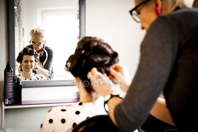Женщина работает в причудливой парикмахерской — стоковое фото