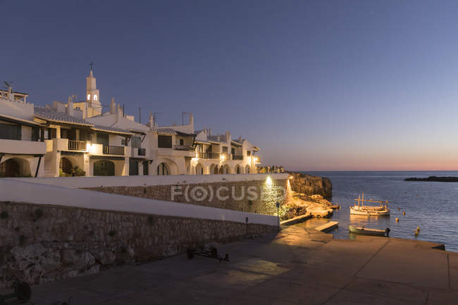 Weiß getünchte Gebäude über dem Hafen in der Abenddämmerung, Mahon, Menorca, Spanien — Stockfoto