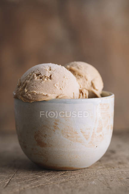 Colheres de sorvete na tigela, close-up — Fotografia de Stock