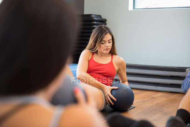 Friends training with medicine ball in gym — Stock Photo