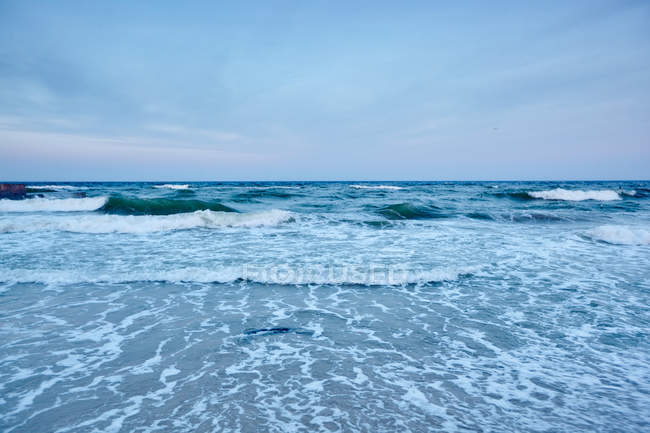 Beautiful Seascape with blue sky and waves with foam — Stock Photo