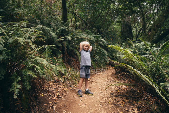 Garçon en forêt regardant la caméra sourire, Fairfax, Californie, États-Unis, Amérique du Nord — Photo de stock