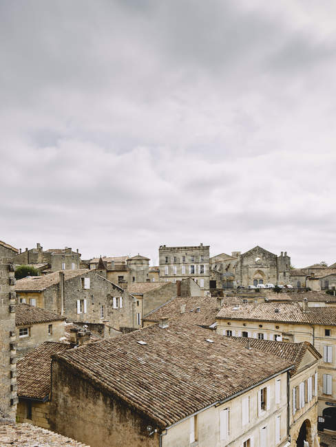Paisaje urbano elevado con tejados y edificios medievales, Saint-Emilion, Aquitania, Francia - foto de stock