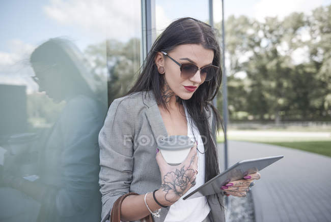 Geschäftsfrau mit Kaffeetasse und digitalem Tablet — Stockfoto