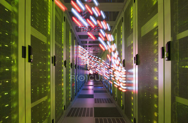 Interior do data center com trilhas de luzes mostrando o caminho dos dados — Fotografia de Stock