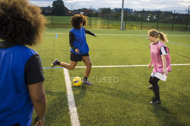 Women's football team practice, Hackney, East London, UK — Stock Photo