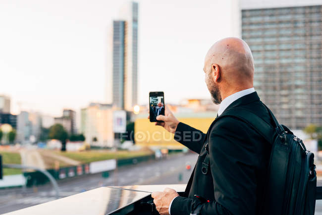 Maduro empresário tomando selfie ao ar livre — Fotografia de Stock