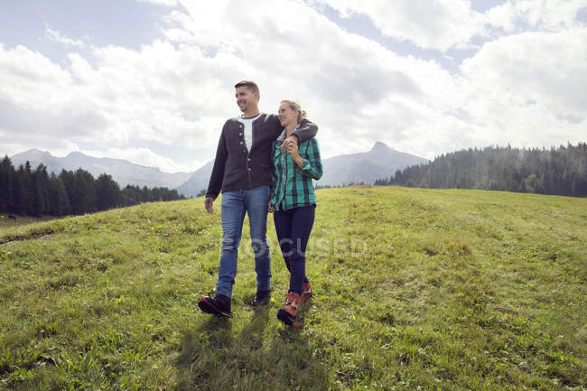 Couple marchant dans les champs, Tyrol, Steiermark, Autriche, Europe — Photo de stock