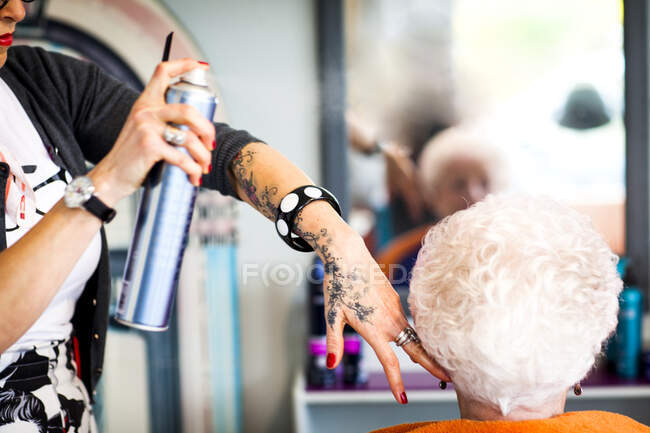 Femme travaillant dans un salon de coiffure bizarre — Photo de stock