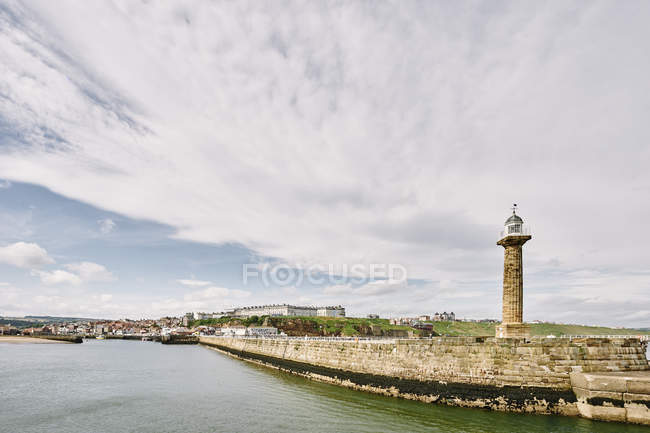 Light house by Whitby harbour, Whitby, North Yorkshire, Inglaterra — Fotografia de Stock