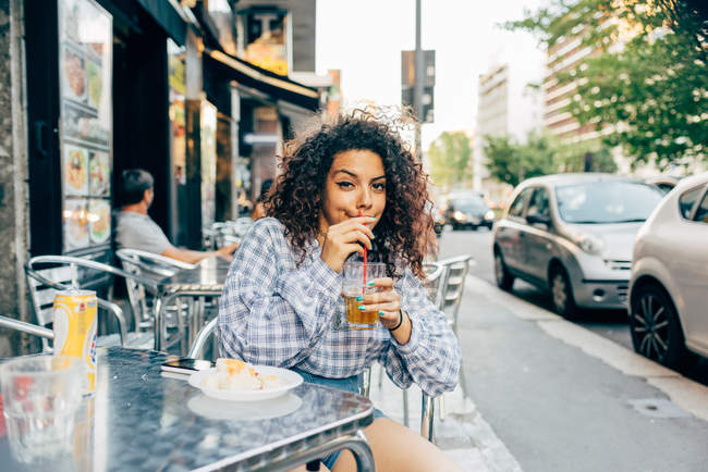 Femme au café trottoir, Milan, Italie — Photo de stock